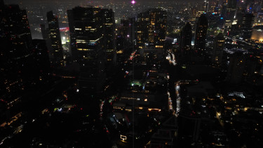 Peringatan Earth Hour 2024 di SCBD Kembali Padamkan lampu selama 90 menit.