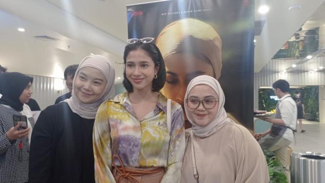 Aghniny Haque berfoto bersama dengan para fans di acara spesial screening film Tuhan, izinkan aku berdosa di CGV Paris Van Java Bandung