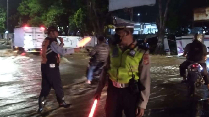 Tanggul Kalibaru jebol