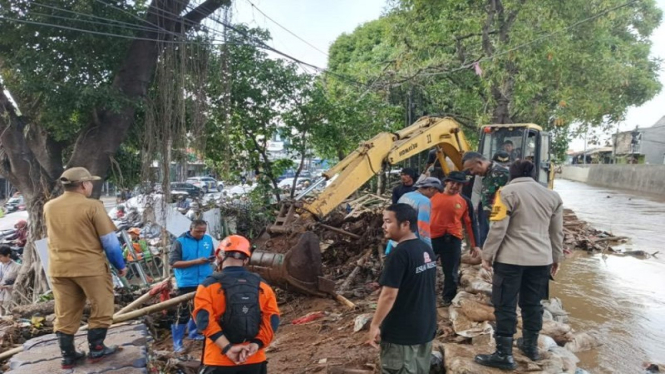 Petugas gabungan memasang bronjong mencegah banjir kali hek kramat jati