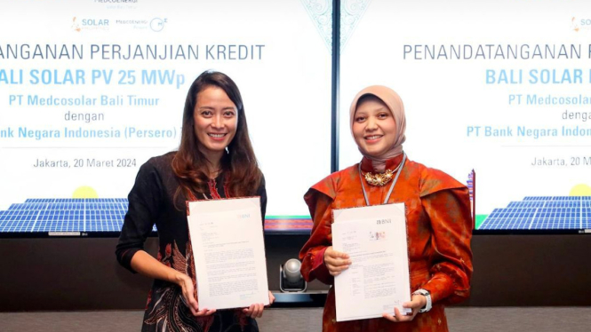Penandatanganan Perjanjian Kredit oleh Senior Vice President Corporate Banking 2 BNI, Ditya Maharhani Harninda, dan Direktur PT Medcosolar Bali Timur, Myrta Sri Utami, di Kantor PT Medco Power Indonesia [dok. Humas BNI]