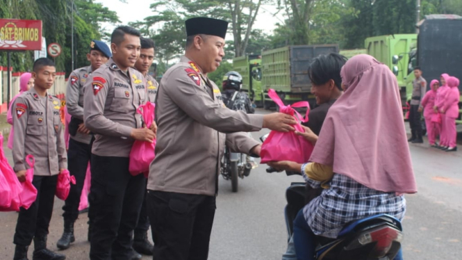Dansat Brimob Polda Jambi Kombes Pol Nadi Chaidir Bagi-Bagi Takjil Dengan Masyarakat di Jalan Raya 