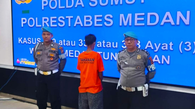 Anwar Tarigan saat diamankan petugas kepolisian.(B.S.Putra/VIVA) 