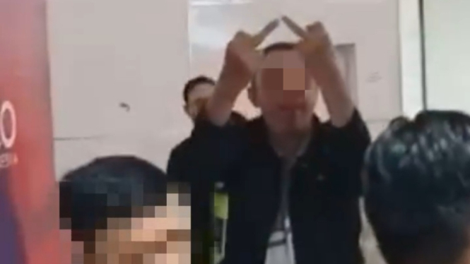 Bule asal Prancis mengacungkan jari tengah dan ngotot tak mau membayar denda overstay selama 4 hari saat akan meninggalkan Indonesia 