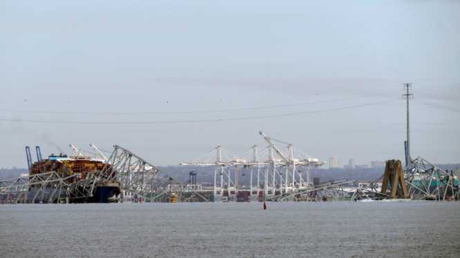Kapal pengangkut kontainer tabrak jembatan di Baltimore, Selasa 26/3/24