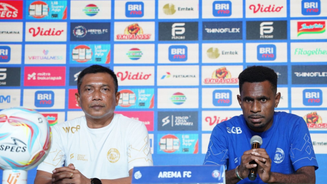  Pemain Arema FC, Samuel Balinsa dan pelatih Widodo Cahyono Putro