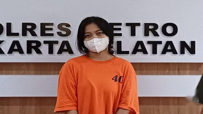 Polres Metro Jakarta Selatan meringkus mahasiswi bernama Denisa Agustin (22) yang terbukti melakukan penipuan penjualan tiket konser Coldplay