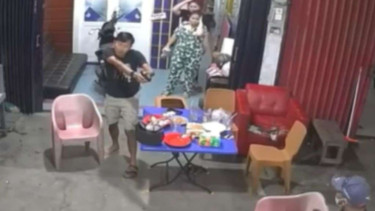 Polisi diserang dengan samurai.
