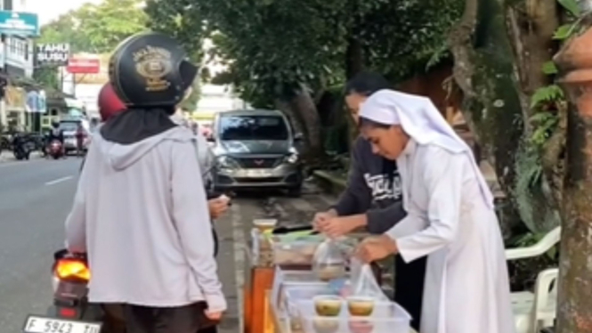 Viral Biarawati jualan takjil di Sukabumi