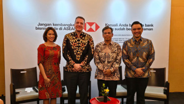 Francois de Maricourt, Presiden Direktur HSBC Indonesia (tengah)