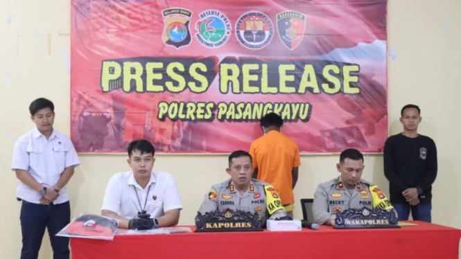 Polres Pasangkayu gelar jumpa pers kasus pembunuhan gadis remaja yang dibunuh oleh pacarnya. (FOTO: Humas Polres Pasangkayu).