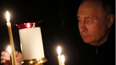 Potret Haru Presiden Vladimir Putin Nyalakan Lilin untuk Korban Terorisme di Mos