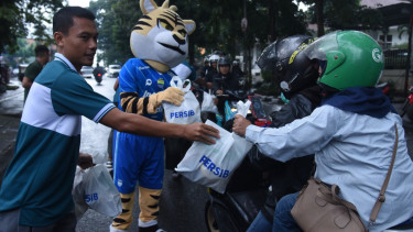 Pemain Persib Bandung bagi-bagi takjil