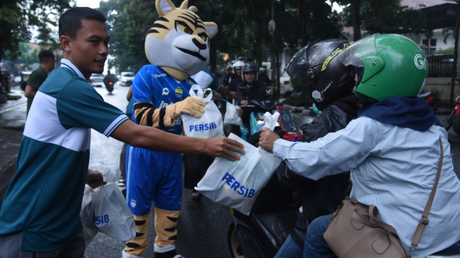 Pemain Persib Bandung bagi-bagi takjil