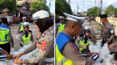 Anggota Polisi bagikan Takjil