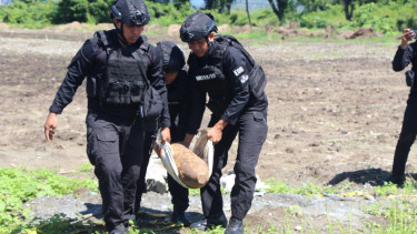 Bom peninggalan perang dunia ke II saat hendak diledakkan 