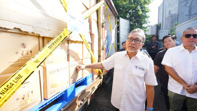Menteri Perdagangan, Zulkifli Hasan, dalam acara pemusnahan 11 jenis komoditi impor ilegal dengan nilai pabean mencapai Rp 9,33 miliar, di wilayah Citereup, Kabupaten Bogor, Jawa Barat, Kamis, 28 Maret 2024.