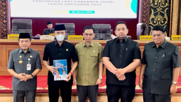Foto : Ketua DPRD Provinsi Jambi Bersama Wakil Beserta Gubernur Jambi 