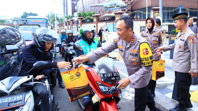 Kadiv Humas Polri Irjen Pol Sandi Nugroho membagikan takjil bersama wartawan