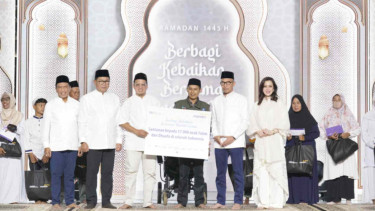 Bank Mandiri memberikan bingkisan kepada 57.000 anak yatim dan duafa