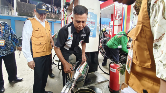 PJ Wali Kota Pontianak Ani Sofian (bertopi) saat memantau pelaksanaan Sidak ke sejumlah SPBU di Pontianak, Kamis 28 Maret 2024. Pemkot menemukan masih ada SPBU yang takarannya belum sesuai. (Adpim Pemkot Pontianak) 
