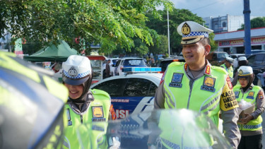Ditlantas Polda Aceh membagikan takjil dan beras kepada pengendara