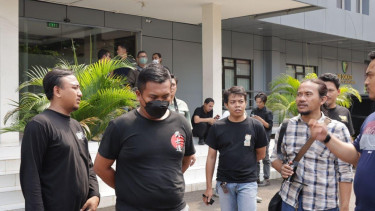 Reskrim Polres Metro Jakarta Barat meringkus sipir taksi online bernama Michael Gomgom (30), yang menodong dan memeras seorang wanita yang menjadi penumpangnya. 