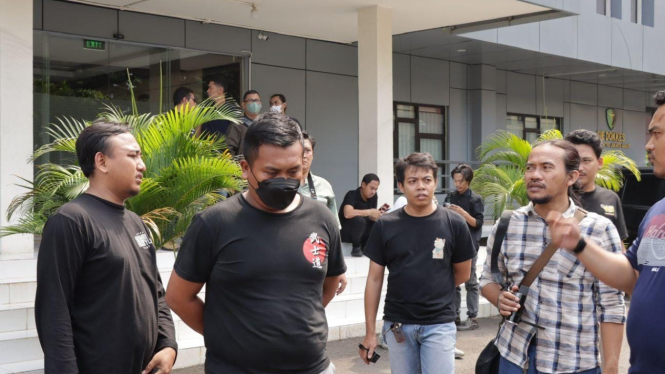 Reskrim Polres Metro Jakarta Barat meringkus sipir taksi online bernama Michael Gomgom (30), yang menodong dan memeras seorang wanita yang menjadi penumpangnya. 