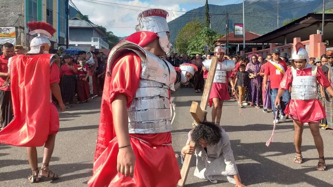 Ribuan umat Katolik mengikuti prosesi jalan salib di lapangan Motang Rua Ruteng