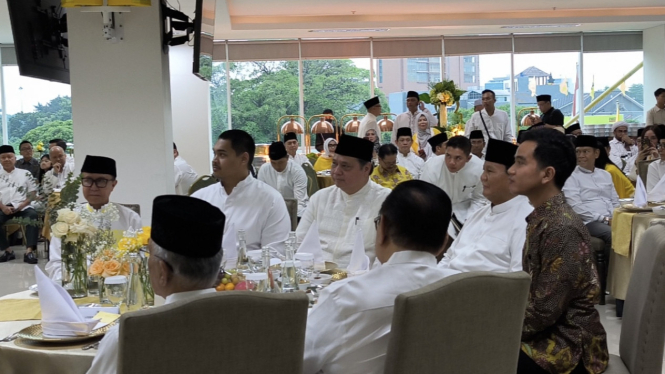 Capres-cawapres pemenang Pilpres 2024 Prabowo Subianto dan Gibran Rakabuming Raka menghadiri acara buka puasa bersama Partai Golkar di Kantor DPP Partai Golkar, Jakarta Barat, Jumat, 29 Maret 2024