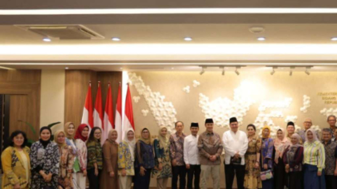 Founder ESQ Group Ary Ginanjar Agustian bersama Menko Perekonomian