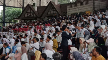 Berbagi kebaikan dengan anak yatim