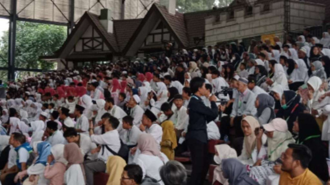 Berbagi kebaikan dengan anak yatim