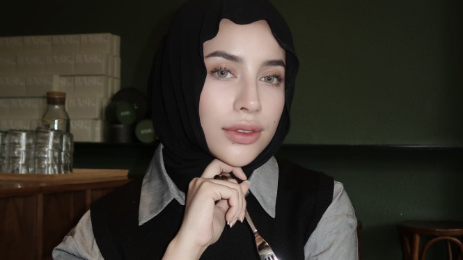 Aghnia Punjabi.