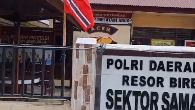 Bendera bulan bintang di pasang di Kantor Polsek Samalanga Bireuen. (istimewa)