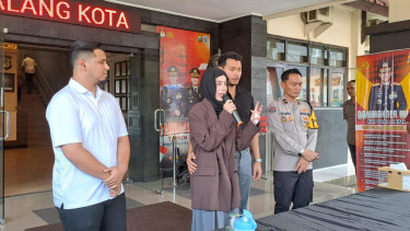 Selebgram asal Malang Aghnia Punjabi didampingi suaminya