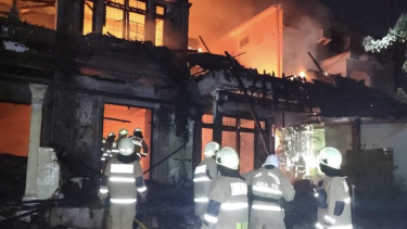 Kejadian kebakaran melanda sebuah rumah warga di Jalan Jl. Kebagusan, Kecamatan Pasar Minggu, Jakarta Selatan, Sabtu 30 Maret 2024 dini hari.