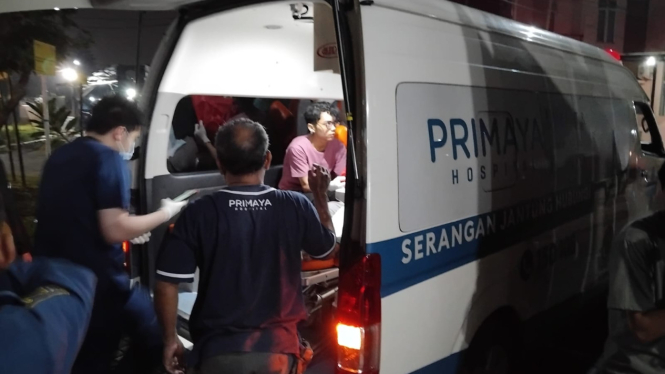 Proses evakuasi korban menuju rumah sakit di tangerang
