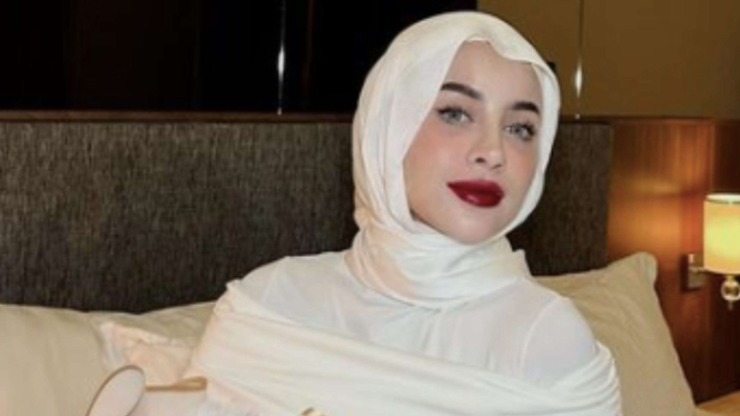 Aghnia Punjabi/Emy Aghnia