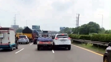 Aksi kekerasan di jalan antara mobil pikap dan SUV