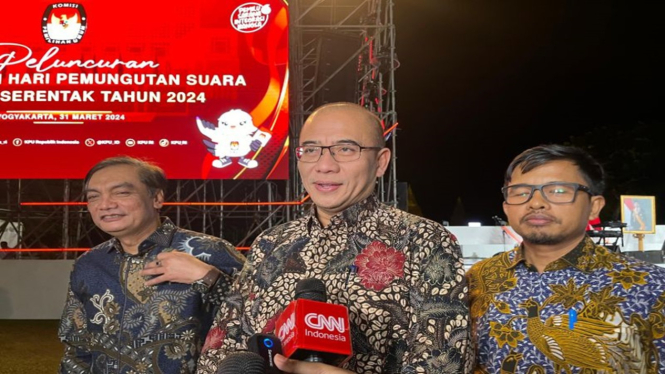 Ketua KPU RI Hasyim Asy'ari (tengah)