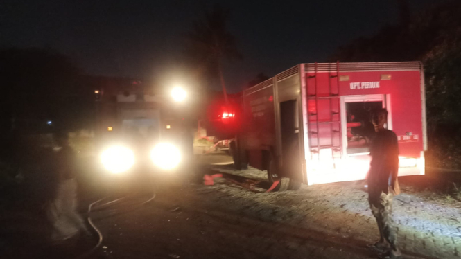 Petugas pemadam kebakaran kota tangerang tengah melakukan proses pemadaman di lokasi ledakan pabrik gas