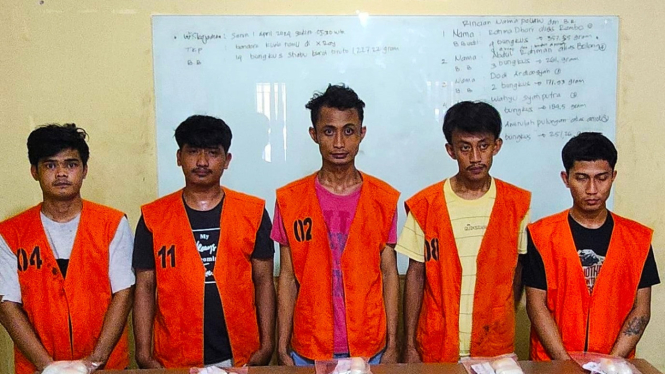 Kelima pelaku penyeludupan sabu di dalam anus saat diamankan petugas kepolisian.(dok Polda Sumut)
