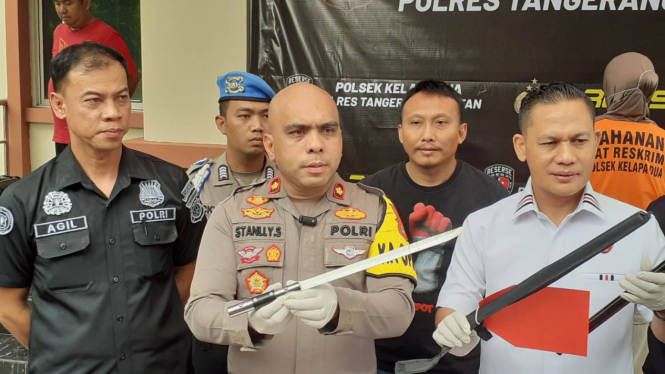 Kapolsek Kelapa Dua Kompol Stanlly dan petugas menunjukkan barang bukti samurai