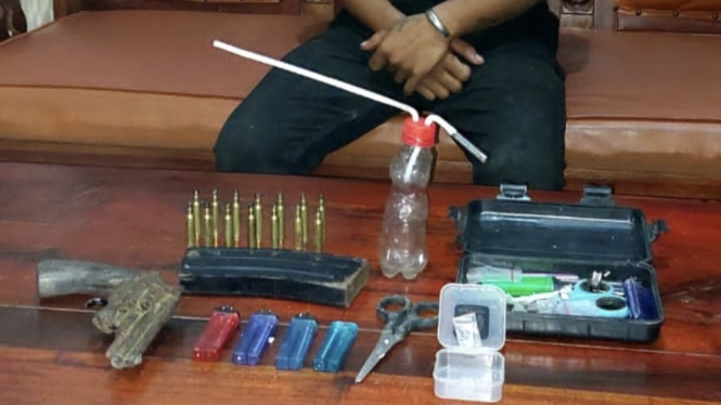 Senpi rakitan beserta amunisi yang diamankan dari pengedar narkoba berinisial BS di Kabupaten Kubu Raya, Kalbar