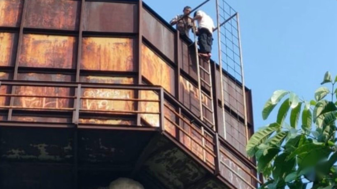 Pemuda nekat panjat tower PDAM, coba bunuh diri lantaran tidak dibelikan ponsel.