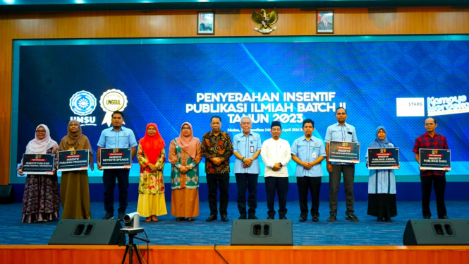 Penyerahan insentif publikasi ilmiah dosen UMSU.(dok UMSU)