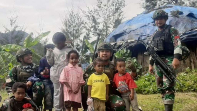 Prajurit Satgas Pamtas RI-PNG Mobile Yonif 323 Kostrad Pos Mayuberi memberikan sumbangan.