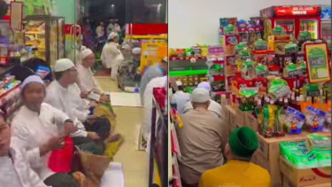 Viral Warga Sholat Tarawih di Dalam Alfamart