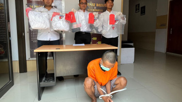 Tersangka penjual istri di kantor Polres Mojokerto Kota. (Viva Jatim/M Lutfi Hermansyah)